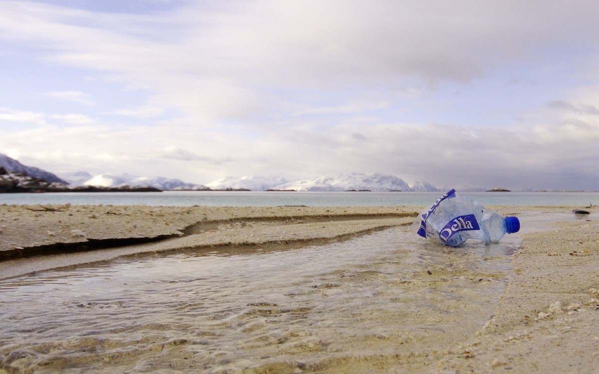 Plastavfall på nordnorsk strand. Foto: Bo Eide