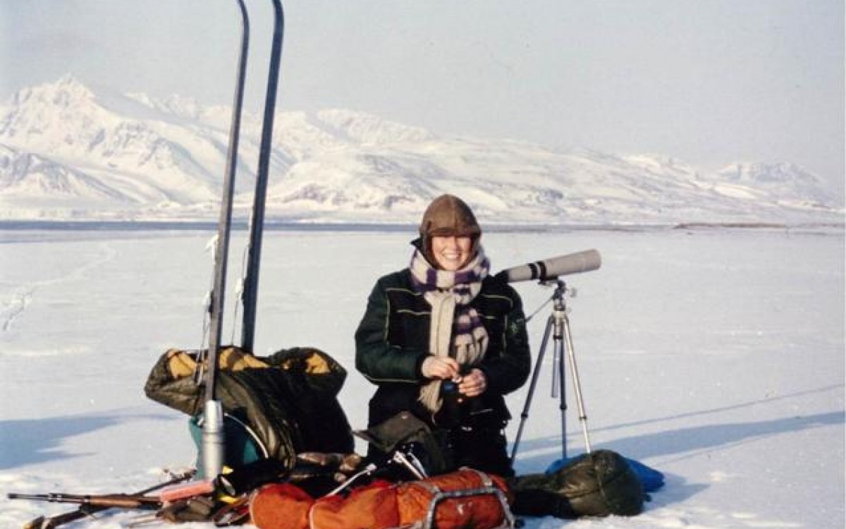 I sitt rette element: Grete observerer adferden til Svalbardrein ved Ny Ålesund, en gang på 80-tallet. Foto: Privat