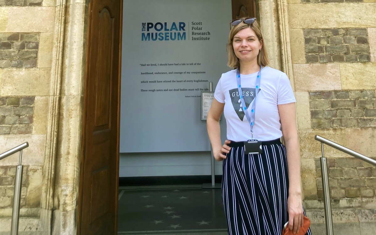 Julia Olsen foran Scott Polar Research Institute. Foto: Skjalg Olsen