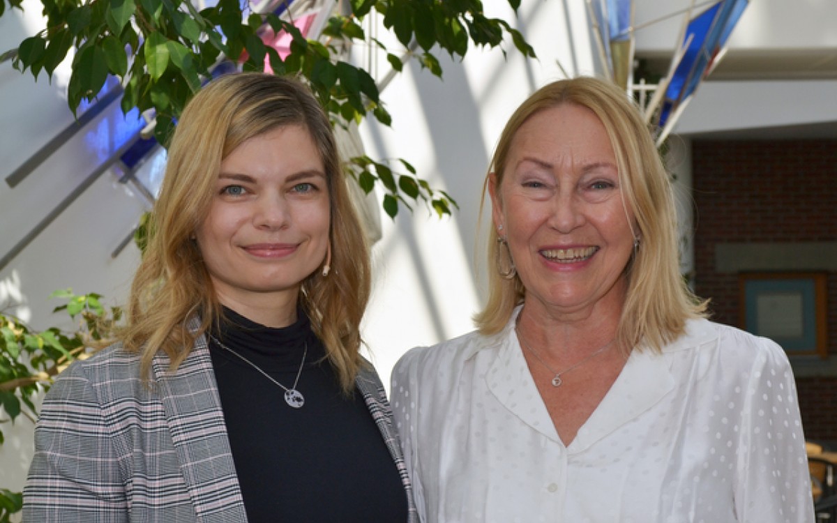 Julia Olsen sammen med tidligere doktorgradsveileder og nåværende kollega ved Nordlandsforskning - Grete Hovelsrud. Foto: Thoralf Fagertun