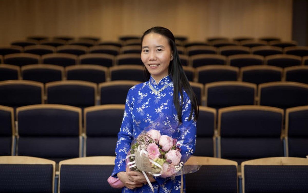 Nhien Nguyen gjennomførte disputasen iført en ao dai, en tradisjonell vietnamesisk folkedrakt. Foto: Ole Martin Wold