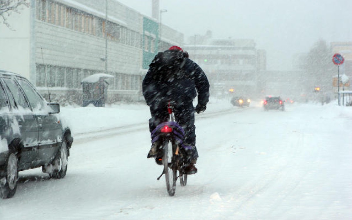 Infrastrukturen i byene er som regel tilpasset bilistene, ikke syklistene. Illustrasjonsfoto: Yngve Olsen Sæbbe / nordnorge.com