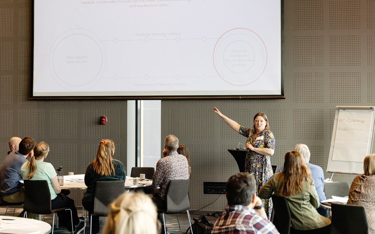 Seniorforsker Megan Palmer-Abbs presenterer på arbeidsverkstaden til Shiftplastics i Bodø. Foto: Marta Anna Løvberg