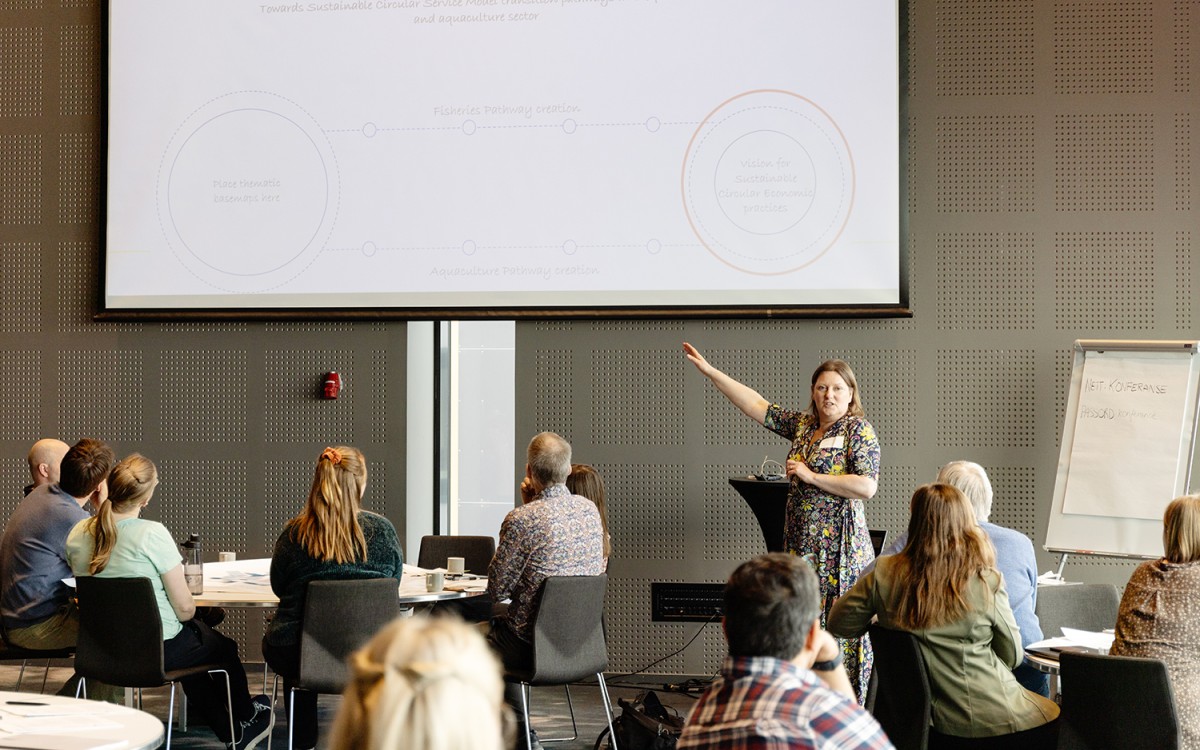 Seniorforsker Megan Palmer-Abbs presenterer på arbeidsverkstaden til Shiftplastics i Bodø. Foto: Marta Anna Løvberg Seniorforsker Megan Palmer-Abbs presenterer på arbeidsverkstaden til Shiftplastics i Bodø. Foto: Marta Anna Løvberg