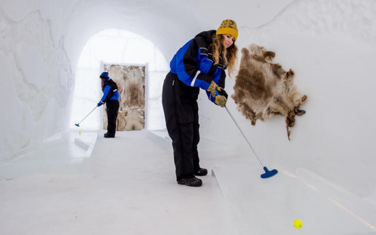 Innovasjon er en forutsetning for et vellykket reiseliv. Her spilles det isminigolf i Kautokeino. Foto: Ørjan Bertelsen