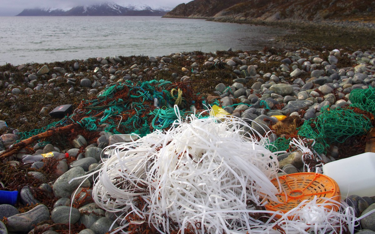 Avfall på en strand i Skulsfjord i Troms. Foto: Bo Eide