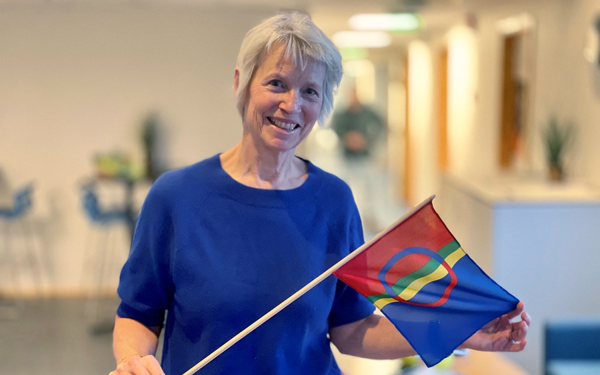 Iselin Marstrander med samisk flagg. Foto: Thoralf Fagertun