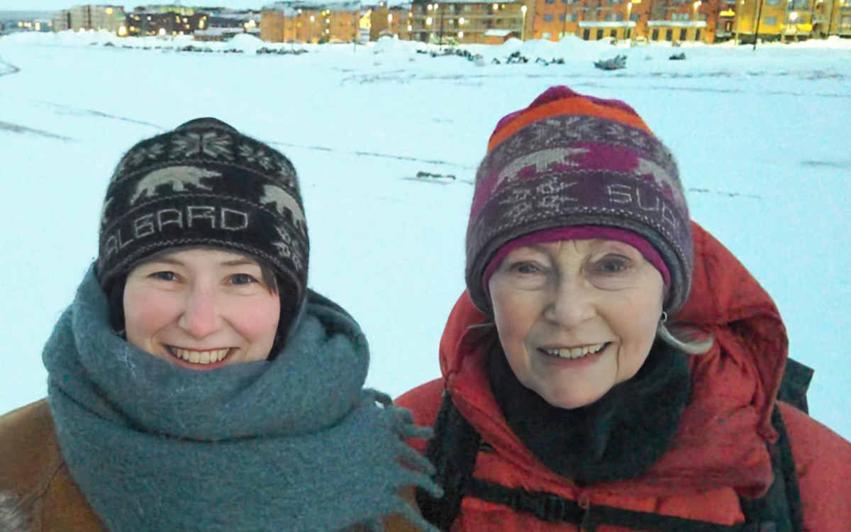 Tiril Vold Hansen og Grete Hovelsrud i Longyearbyen. Foto: Helena Gonzales Lindberg Tiril Vold Hansen og Grete Hovelsrud i Longyearbyen. Foto: Helena Gonzales Lindberg