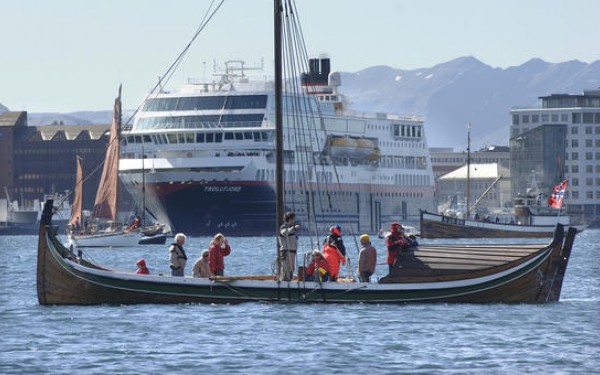 PhD-studenter fra hele verden skal reise med hurtigruten og oppleve norsk kystkultur. Foto: Ernst Furuhatt