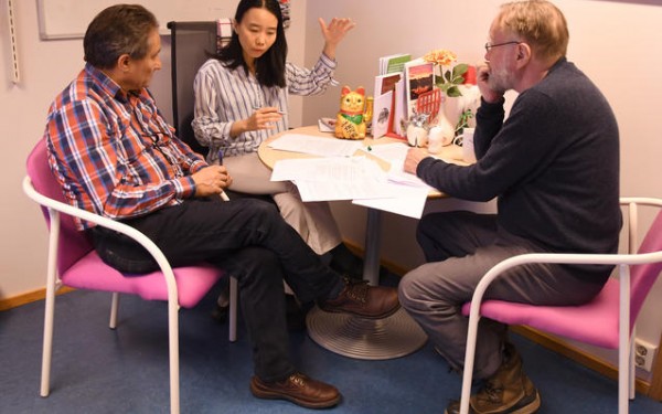 Forskerne Alan Hartman, Nhien Nguyen og Åge Mariussen diskuterer seg fremover i artikkelskrivingen. Foto: Thoralf Fagertun