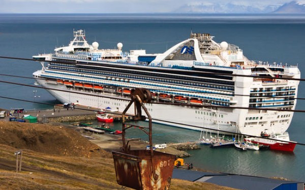 Hva skjer når stadig flere cruiseskip besøker Longyearbyen? Foto: John6536 / flickr.com