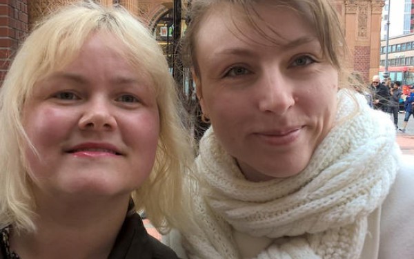 F.v.: PhD studentene Veronika Trengereid og Olga Høgh-Guldberg 