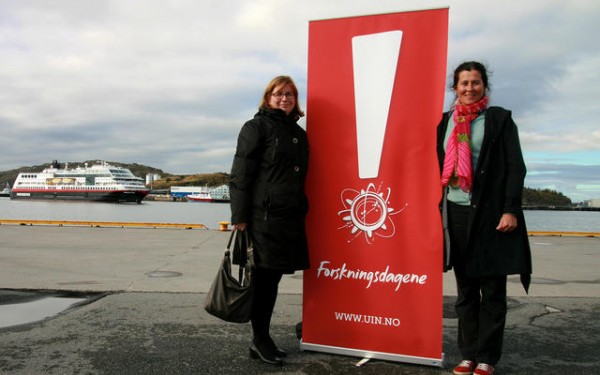 Elisabet Ljunggren og Dorthe Eide - ved Hurtigrutekaia. Foto: Irene Andreassen, UiN.