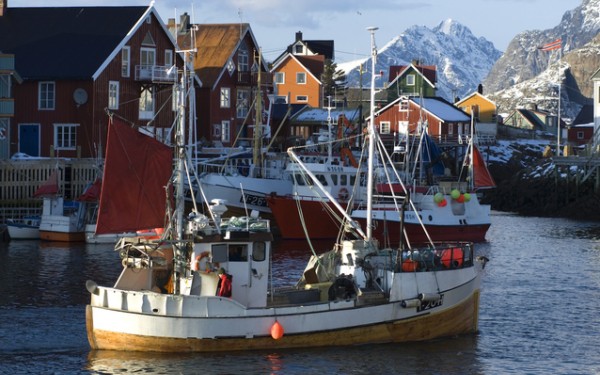 Hva blir effektene av koronakrisen for norske fiskesamfunn? Det skal Maiken Bjørkan prøve å finne ut. Her fra Vågan i Lofoten. Foto: Terje Rakke / nordnorge.com