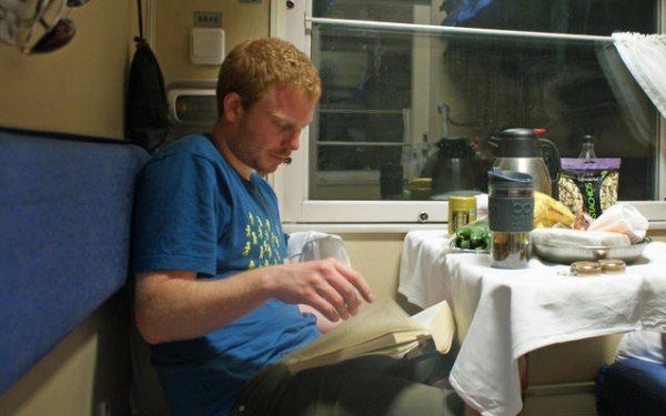 Dette er typisk Mathias: På tog. Foto: Privat