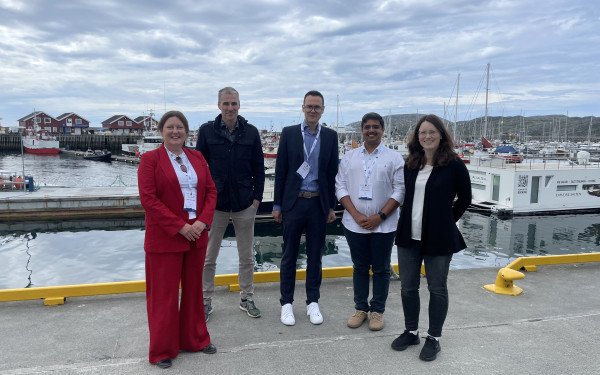 N&oslash;kkelpersonar i ShiftPlastics-prosjektet samla i Bod&oslash; havn. Fr&aring; venstre: Megan Palmer-Abbs (redakt&oslash;r/Nordlandsforskning), Hans Jakob Walnum (redakt&oslash;r og prosjektleiar/Vestlandsforsking), Christian Karl (arbeidspakkeleiar/Sintef), Paritosh Deshpande (redakt&oslash;r/NTNU) and Hilde R&oslash;d&aring;s Johnsen (SALT underleverand&oslash;r). Foto: Thoralf Fagertun