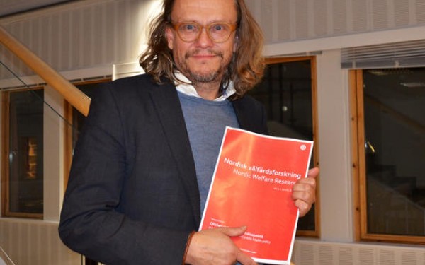 Redaktør Terje Olsen med aller første utgave av Nordisk Välferdsforskning.