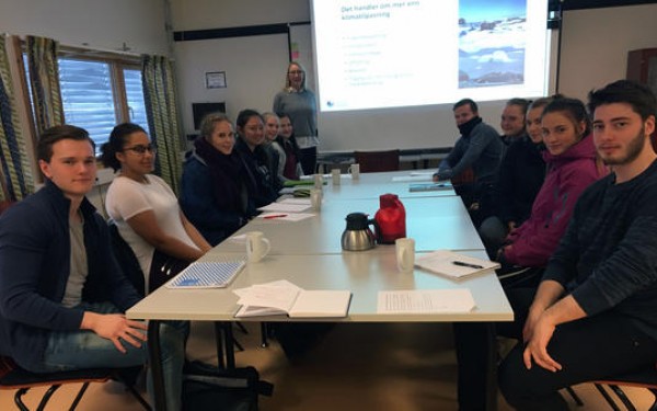 Elever fra Bodø videregående skole besøkte Nordlandsforskning for å lære om klimaforskning. Foto: Thoralf Fagertun