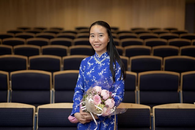 Nhien Nguyen gjennomførte disputasen iført en ao dai, en tradisjonell vietnamesisk folkedrakt. Foto: Ole Martin Wold