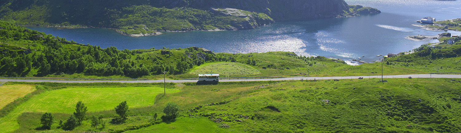 Buss i Lofoten. Foto: Bård Løken / nordnorge.com